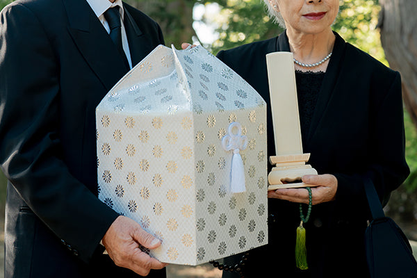 お悩み解決!納骨後の骨箱の簡単な処分方法について