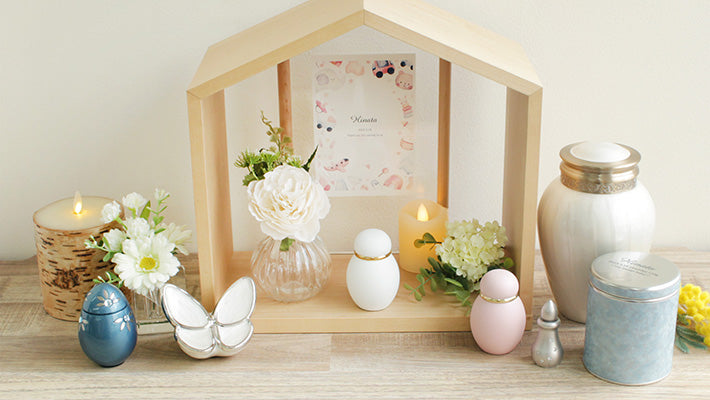 骨壺と置き台 集（つどう） - 小さな骨壷が一体となった位牌台