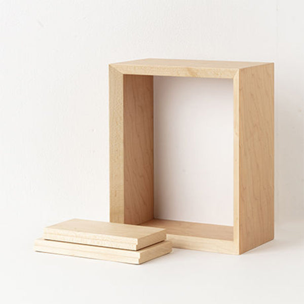 自由に飾れる。(イメージ:白):厨子の中には階段型にデザインされたフリーの棚が二枚付属しています。手前に仏具を置かれる場合にはその台としてもご使用いただけます。
上の板 幅:150mm 奥行:73mm 厚さ:13mm
下の板 幅:168mm 奥行:83mm 厚さ:13mm