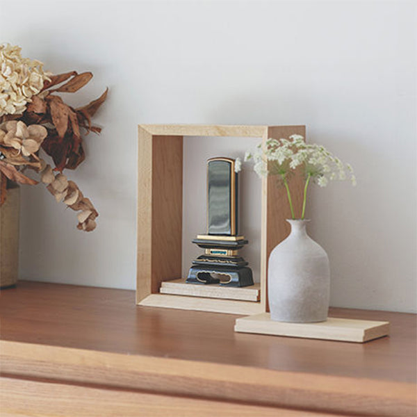 お位牌が入ります(イメージ:白):厨子はお位牌やミニ骨壷が飾れるくらいの小さなもの。棚やサイドボードにも置いて飾っていただくことができます。