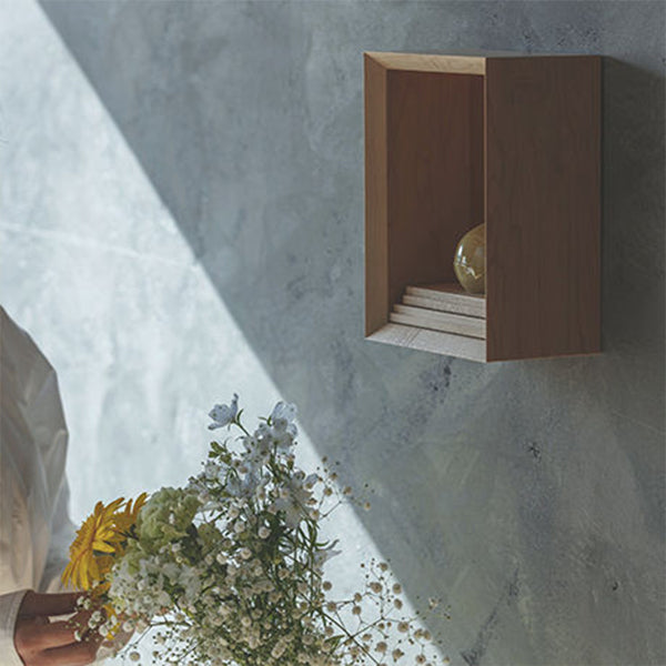 花を飾る、花で祈る。:石膏ボード壁に取り付けられるように背面加工されています。自由な置き方が、いのりと暮らしをやさしく結びつけます。