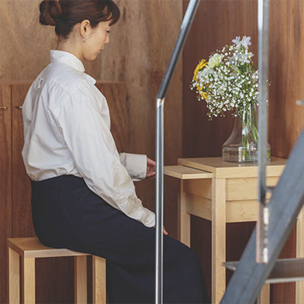 花を飾る、花で祈る。:花や故人の写真、仏具や骨壷など自由な置き方で、いのりと暮らしをやさしく結びつけます。