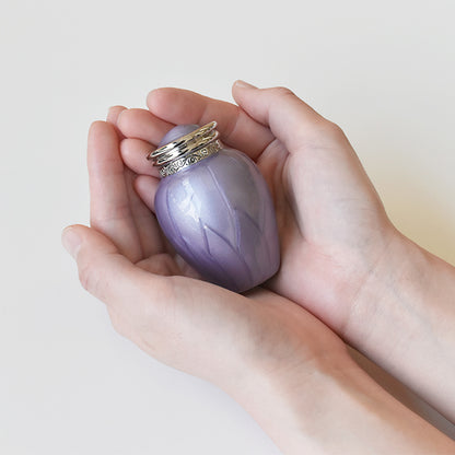 小さくて美しい自宅供養のミニ骨壷:愛する人のお骨をほんの少し手元に残したい。自宅でご遺骨を保管し、供養するのに丁度よい大きさです。
