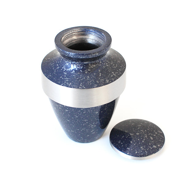 ご遺骨を守る安心の「ネジタイプ」:ミニ骨壷のふたはしっかり閉められるネジタイプ。気密性が高まり、大切なご遺骨を湿気から守ります。