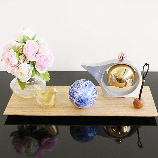 生活に溶け込んだ供養のスペース:部屋に置いても骨壷とは思えないデザイン。大切な写真や、お洒落なおりんと一緒に飾れます。(イメージ画像は碧色で撮影)