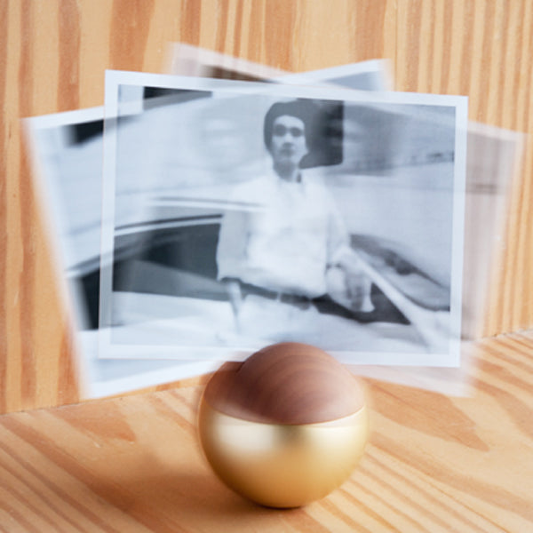 写真をトンと押して...ゆらゆら。:写真を押したり風が吹くと、まん丸い本体がユラユラ揺れます。本体は重く安定していますので転がりません。