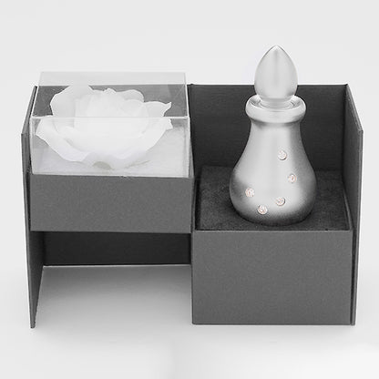 専用の化粧箱に入れてお届けします:お花付きの専用化粧箱は、そのままホスタを飾ってお使いいただけます。少しのスペースでもご供養できます。