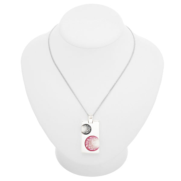 カラー樹脂はグラデーションにデザイン:ご遺骨の状態、樹脂のお色によって見え方が異なります。すべて手作業で職人が心を込めておつくりします。