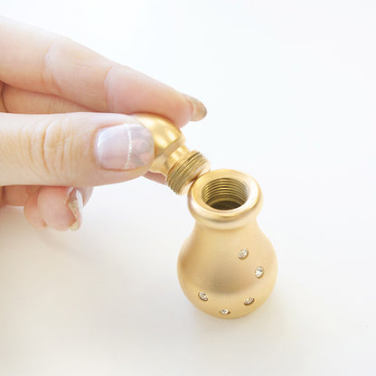 専用の化粧箱に入れてお届けします:お花付きの専用化粧箱は、そのままホスタを飾ってお使いいただけます。少しのスペースでもご供養できます。