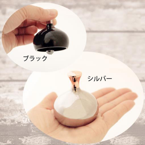 手元供養おりん2色からお選び下さい:シルバーは高音で軽やかで澄んだ音色。ブラックはシルバーよりも低音で、伸びやかでゆっくりと響く音色。