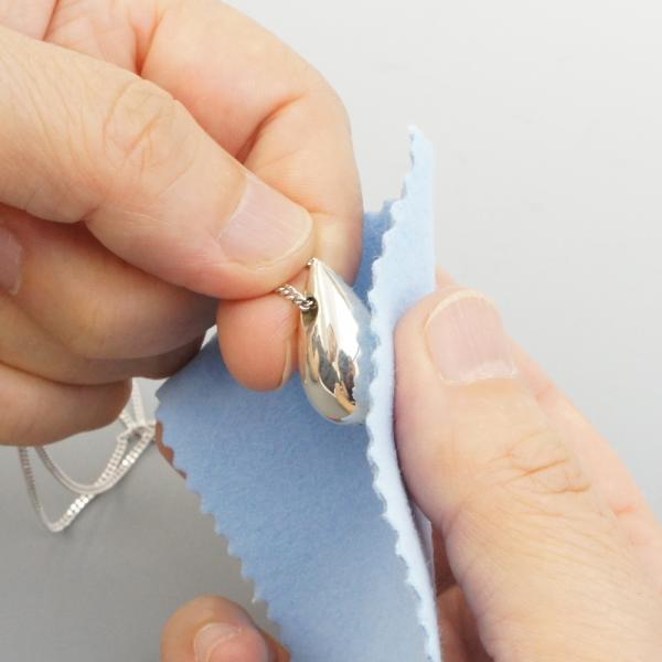 遺骨ペンダント専用商品|お手入れクロス:遺骨ペンダントのトップ部分を包みこむようにクロスをあて、優しく撫でるように磨きます。