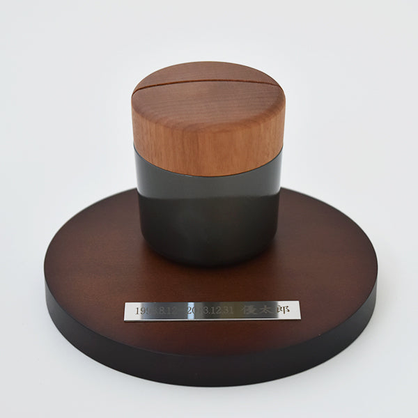 刻印できる円形ステージ(別売):円形ステージのプレートへお名前など刻印可能。(20文字程度・備考欄へご希望の文字をご入力ください/納期2日)