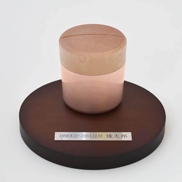 刻印できる円形ステージ(別売):円形ステージのプレートへお名前など刻印可能。(20文字程度・備考欄へご希望の文字をご入力ください/納期2日)