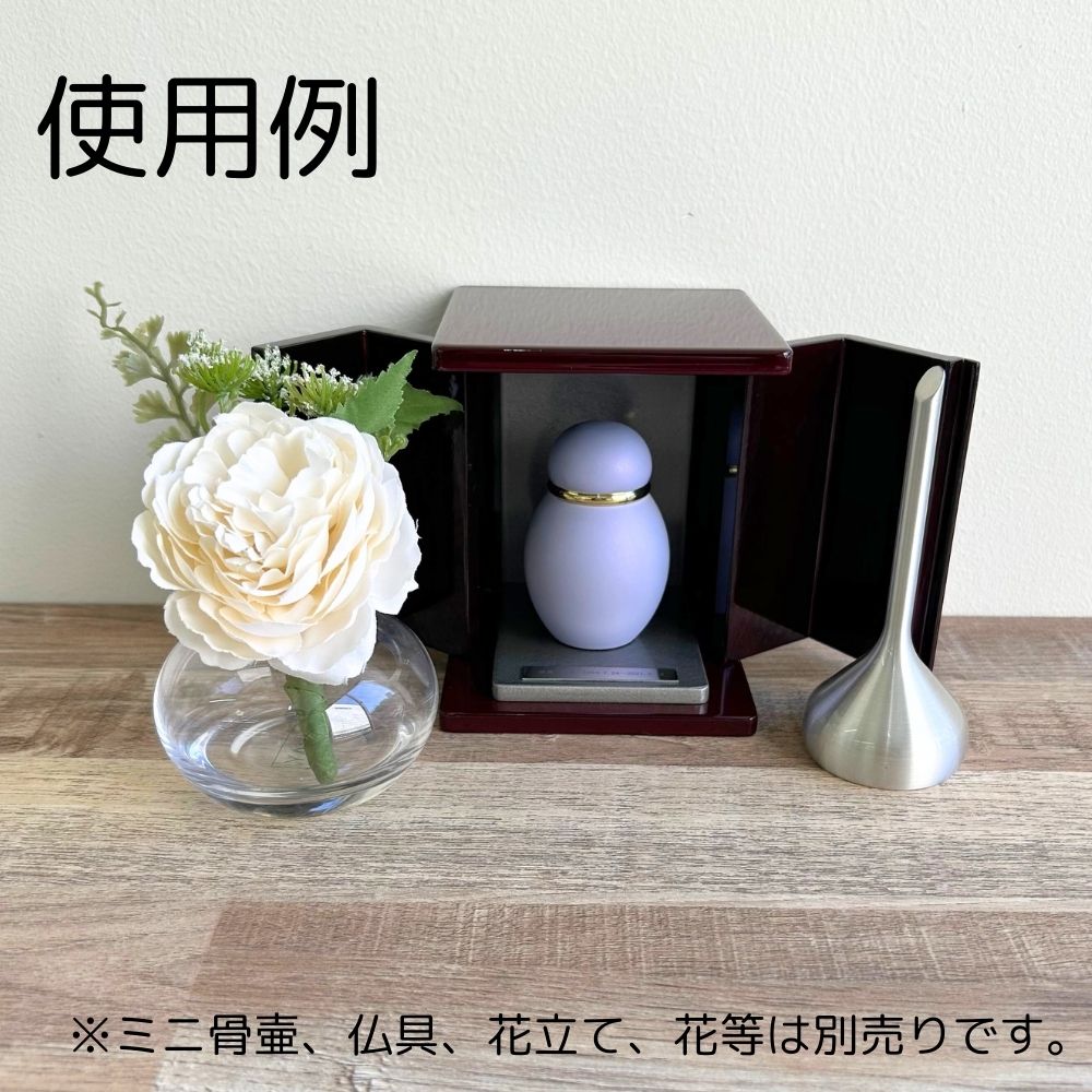 内部:シルバー ミニ骨壷パステル+ベル型おりんをあわせた使用例です。