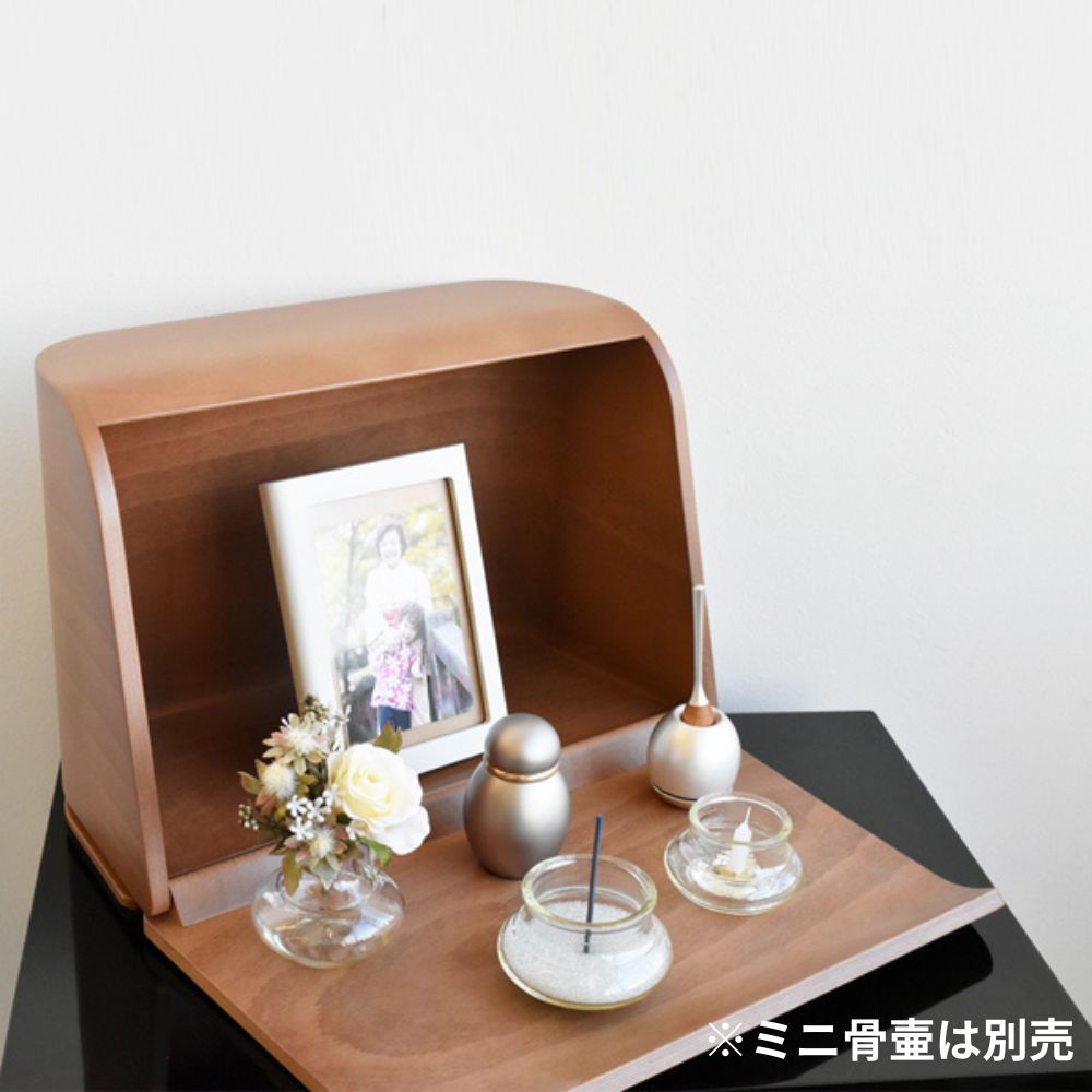 大切な人との時間はあなた次第。お線香に火をつけて、ゆっくりと。 ※ミニ骨壷は別売りです。