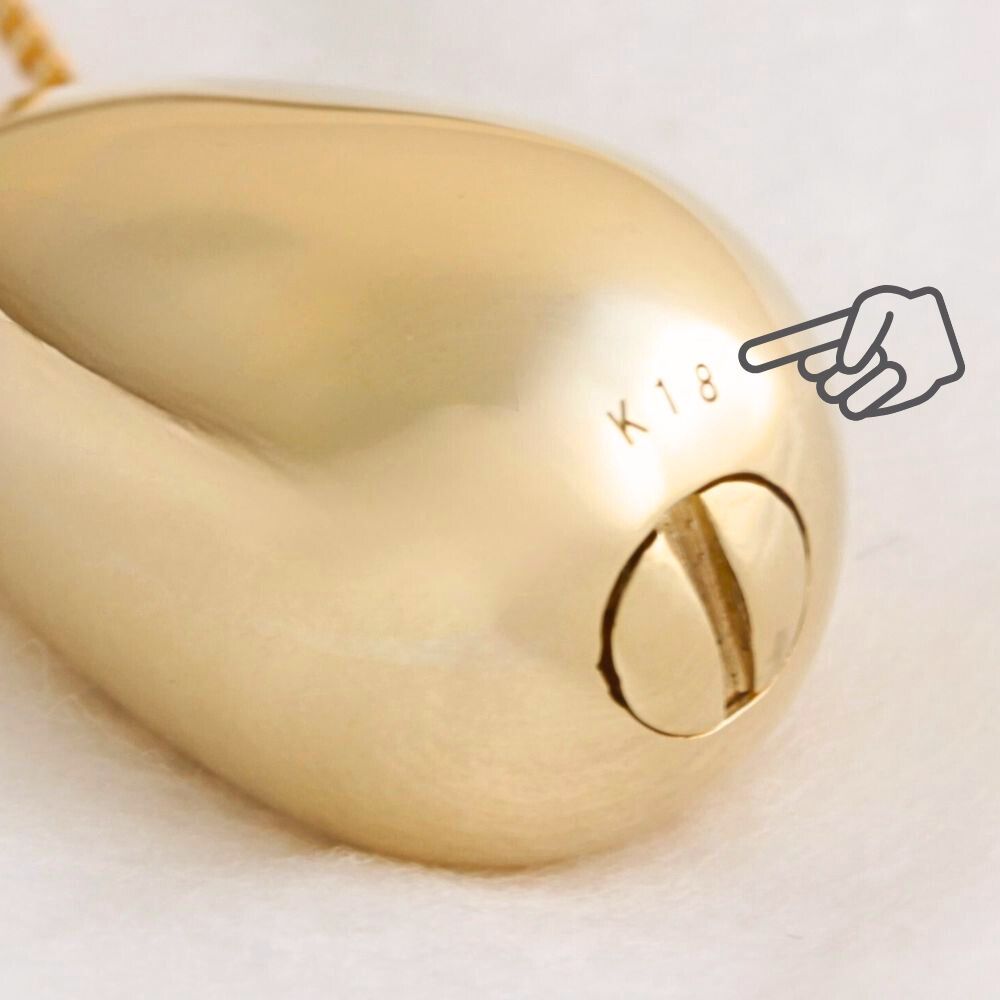 ネジ穴の上には素材の刻印がはいっています(画像は18金。14金の場合は、K14 と入ります。)