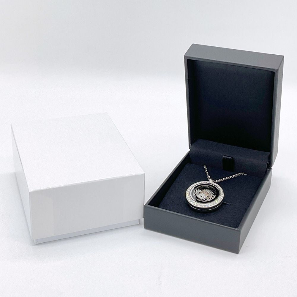 ジュエリーケースに入って届くので、着用時以外はケースに入れて保管しておくことも出来ます。(貝殻をいれて使用イメージ撮影)