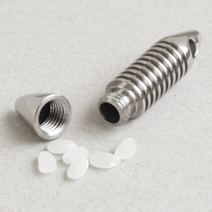 米粒サイズの遺骨が約6粒入ります。