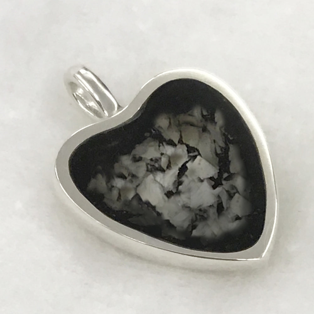 ブラックで作製した例。樹脂の色合いは、故人のイメージにあわせてお選びいただけます。