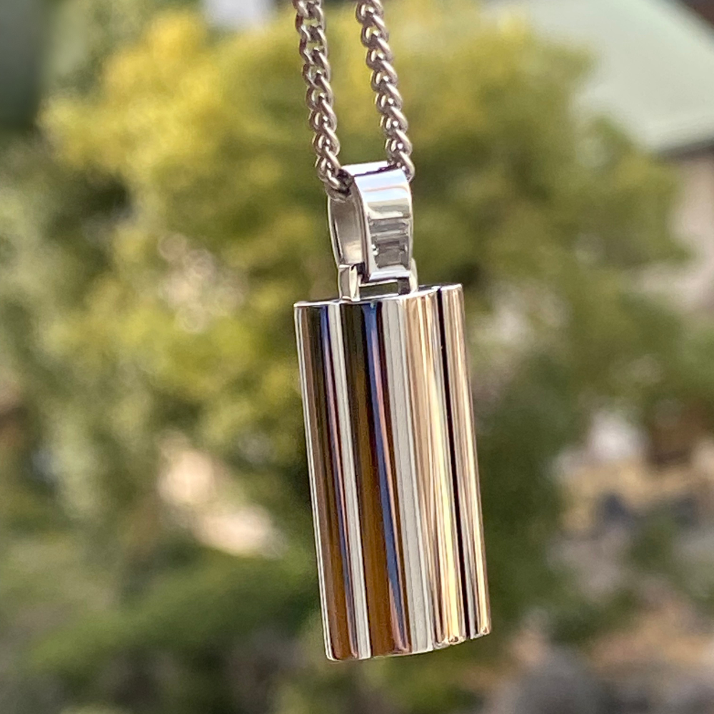 周りの景色を反射します。