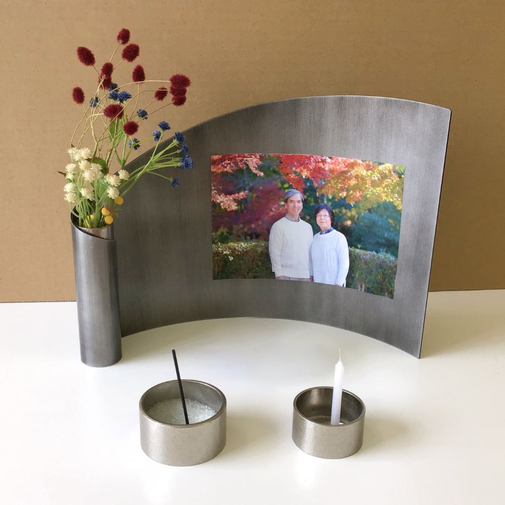 飾る写真の色合いにあわせて、飾る花を変えてもきれいです。シンプルなので、自由に思うような形で供養できます。