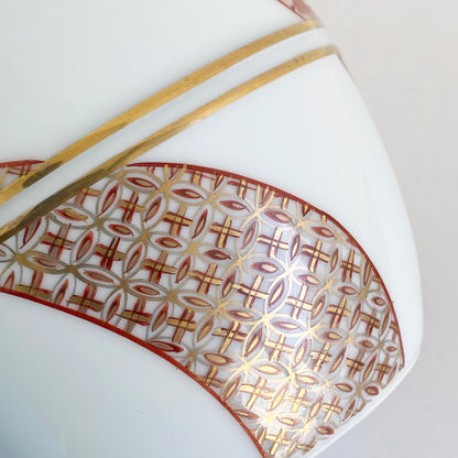 華やかな日本の伝統の模様が骨壷を彩ります。