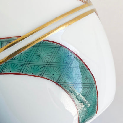 華やかな日本の伝統の模様が骨壷を彩ります。