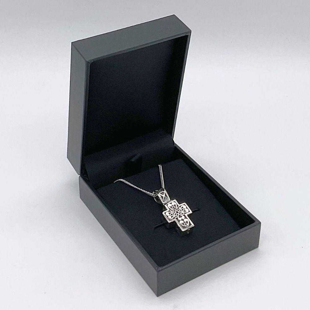 着用しないときは、ケースにいれて大切にしまっておいたり、飾っておけます。