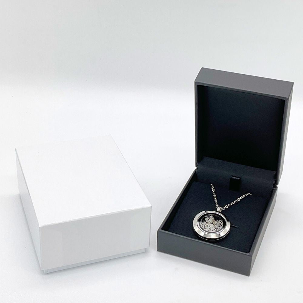 ジュエリーケースに入れてお届け。使用しないときはケースに入れて保管しておくことができます。(イメージ写真は遺骨の代わりに貝殻を入れて撮影しております)