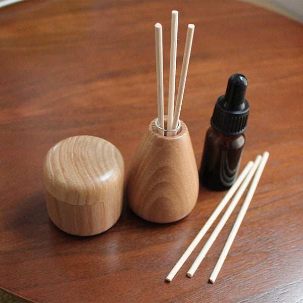 故人の思い出の品やお骨の一部を入れておける「メモリアルケース」と、まるいフォルムがかわいい「小さな花立」の2点セット。 花立は、アロマディフューザーとしてもお使いいただけます。付属のアロマオイル(ラベンダーの香り)とスティックをお使いください。(写真の色合いはナチュラルです)