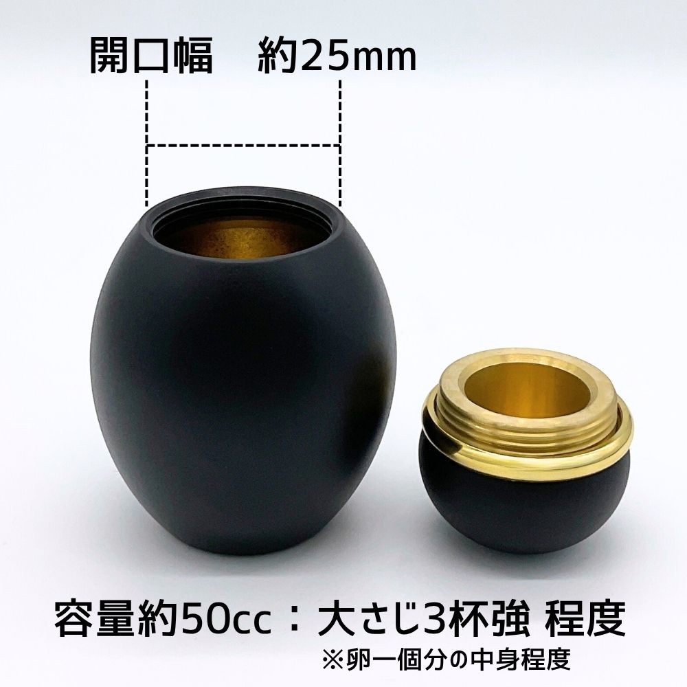 ご遺骨を守る安心の「ネジタイプ」:ミニ骨壷のフタはしっかり閉められるネジタイプ。気密性が高まり、大切なご遺骨を湿気から守ります。