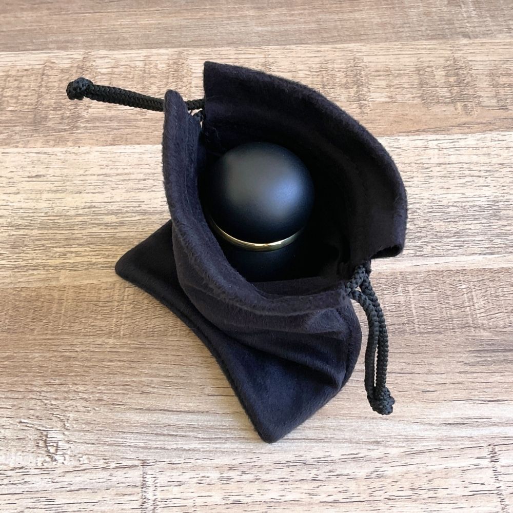 持ち運び用の袋として、布製の巾着ポーチ袋を付属しております。お部屋に飾る際にいれておけば、ホコリからも守ります。