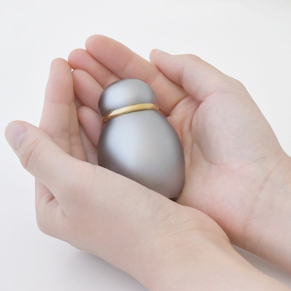 そっと手のひらに包み込めるサイズ。金属のミニ骨壷なので、陶器のようには割れません。さらさらすべすべとしたさわりごこちです。