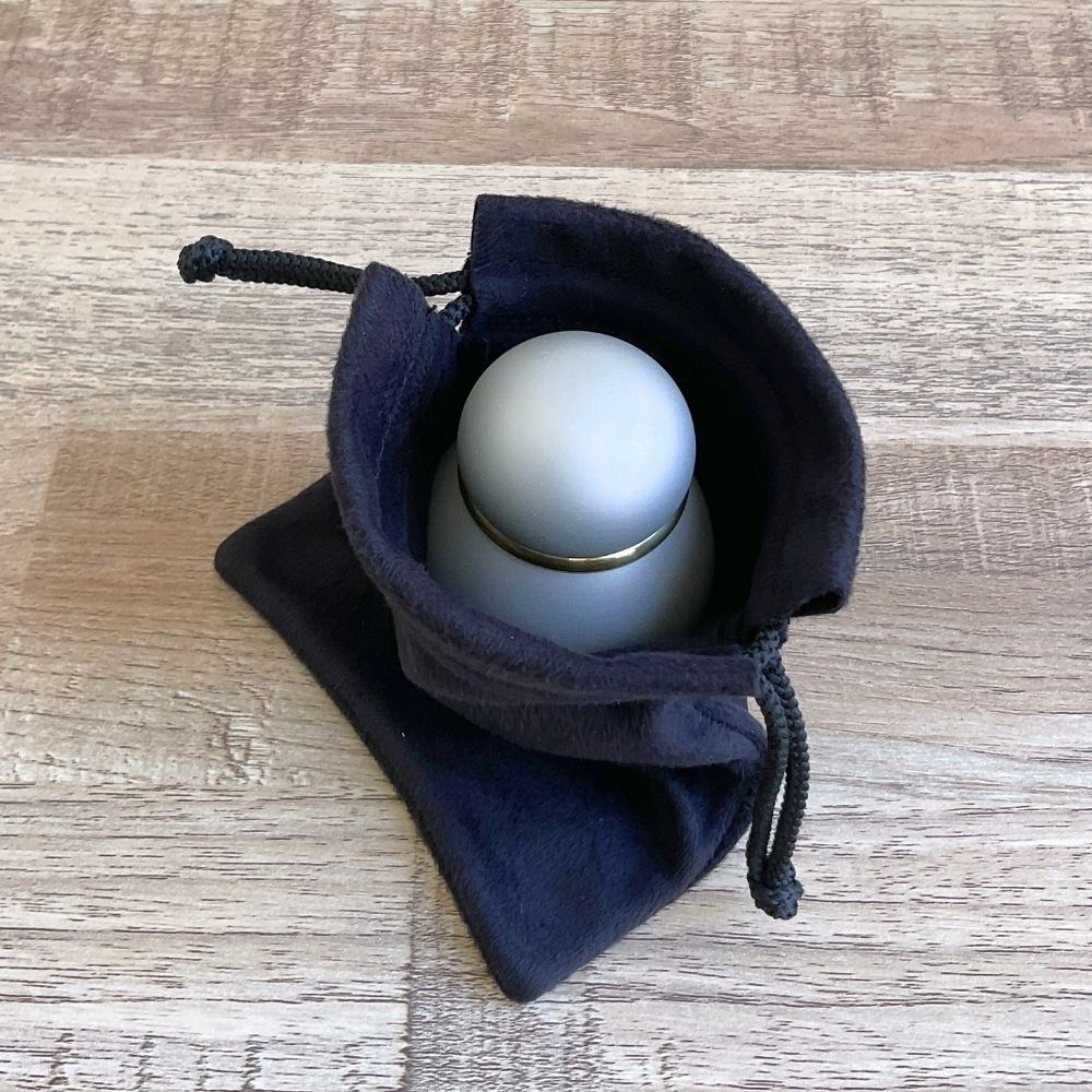 持ち運び用の袋として、布製の巾着ポーチ袋を付属しております。お部屋に飾る際にいれておけば、ホコリからも守ります。