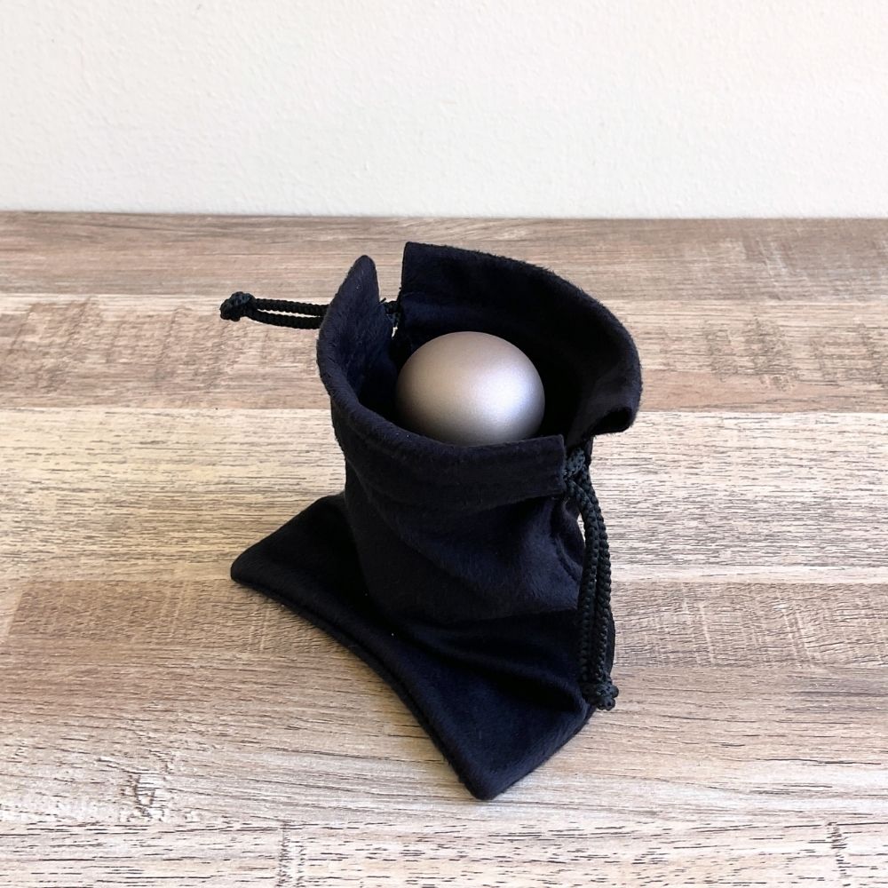持ち運び用の袋として、布製の巾着ポーチ袋を付属しております。お部屋に飾る際にいれておけば、ホコリからも守ります。