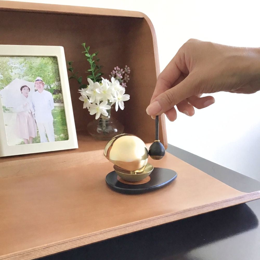 【使用例】ミニ仏壇にもあうサイズ感です。伸びやかな音が響きます(ミニ仏壇・花立・花・写真立などは別売りです)