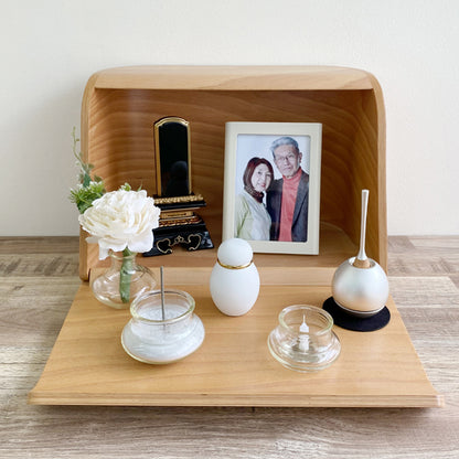 内部の高さが約18.5cmあるので、小さな位牌なら中に納まります。※この写真に写っている手箱のお色はナチュラルです。※チェリンセットの写真を例として使用しております。