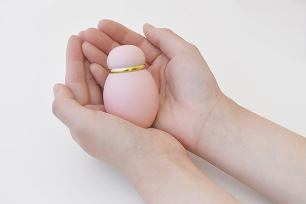かわいいミニ骨壷パステル。金属でネジタイプの蓋は大切なご遺骨を湿気から守り、万が一地震などで骨壷が倒れても飛び散る心配がありません。