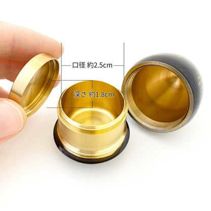 安心の二重構造：ご遺骨を湿気から守るように気密性を高くするため、ネジタイプのフタで二重構造にしています。