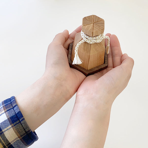 手のひらサイズの木壺：生活にそっと溶け込む、かわいいサイズ。木の温もりが心を和ませ、大切な人を包み込んでいるよう。(イメージ:ナチュラル)