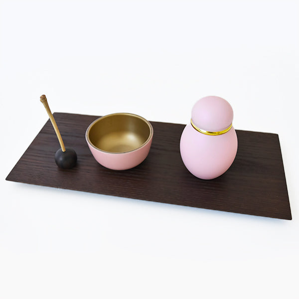 コンパクトな手元供養を演出：横幅25cm×奥行11cm 厚1cm(ゴムがついた状態の厚さ)