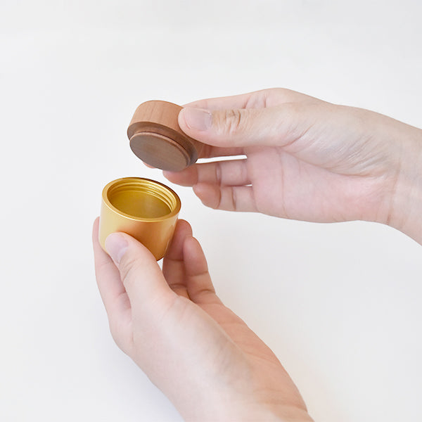 ミニ骨壷にも、形見入れにも。：ご遺骨はもちろん、形見の指輪などを保管できます。ネジタイプのフタでしっかり閉められます。