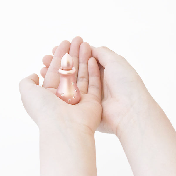 ご遺骨を持ち歩けるミニ骨壷：手の中に納まり握りしめられるミニサイズ。小さいですが真鍮製で重さ146g・ズシっと重さがあり安定します。