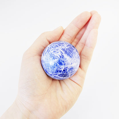 地球をイメージしたミニ骨壷：片手に乗る小さなサイズのミニ骨壷。ぎゅっと握りしめられる分骨用のお骨壷です。