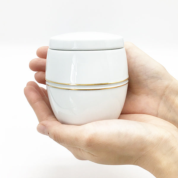 上品な陶器の艶：まっ白でふっくらとした上品な形。純白の生地に金彩を引いてアクセントにしました。
