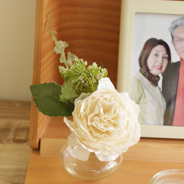 白いお花が上品で可愛らしいホワイトブーケ(この写真の撮影に使用した手箱の色はナチュラルです)：