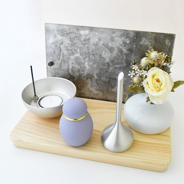 仏具やミニ骨壷と合わせて使用した例（ミニ骨壷パステルパープル+ベル型おりん・オニオン(シルバー)+チェリング(シルバー)）※仏具や骨壷は別売