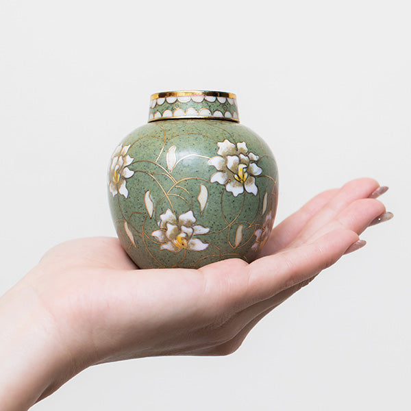 可憐な梨の花を全体に描き、華やかで上品なデザインに仕上げました。：
