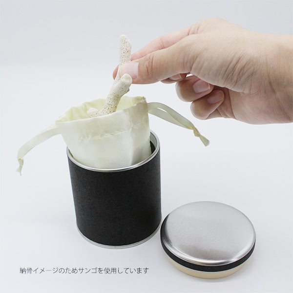 納骨イメージ(サンゴを使用しています)：大きな開口なのでご遺骨を納めやすく、骨壷の中を見ながらご遺骨の分量を調整できます。