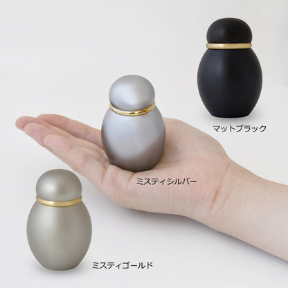 ミニ骨壷は3色からお選び下さい：ミニ骨壷「シンプルクラシック」は、真鍮製・ネジタイプでしっかりとフタを閉められお骨を湿気から守ります。